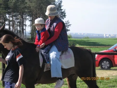 Dziecko siedzące na koniu podczas zajęć hipoterapeutycznych w Bydgoszczy